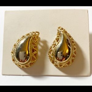 ❤️ 3/20 Gold Paisley Earrings